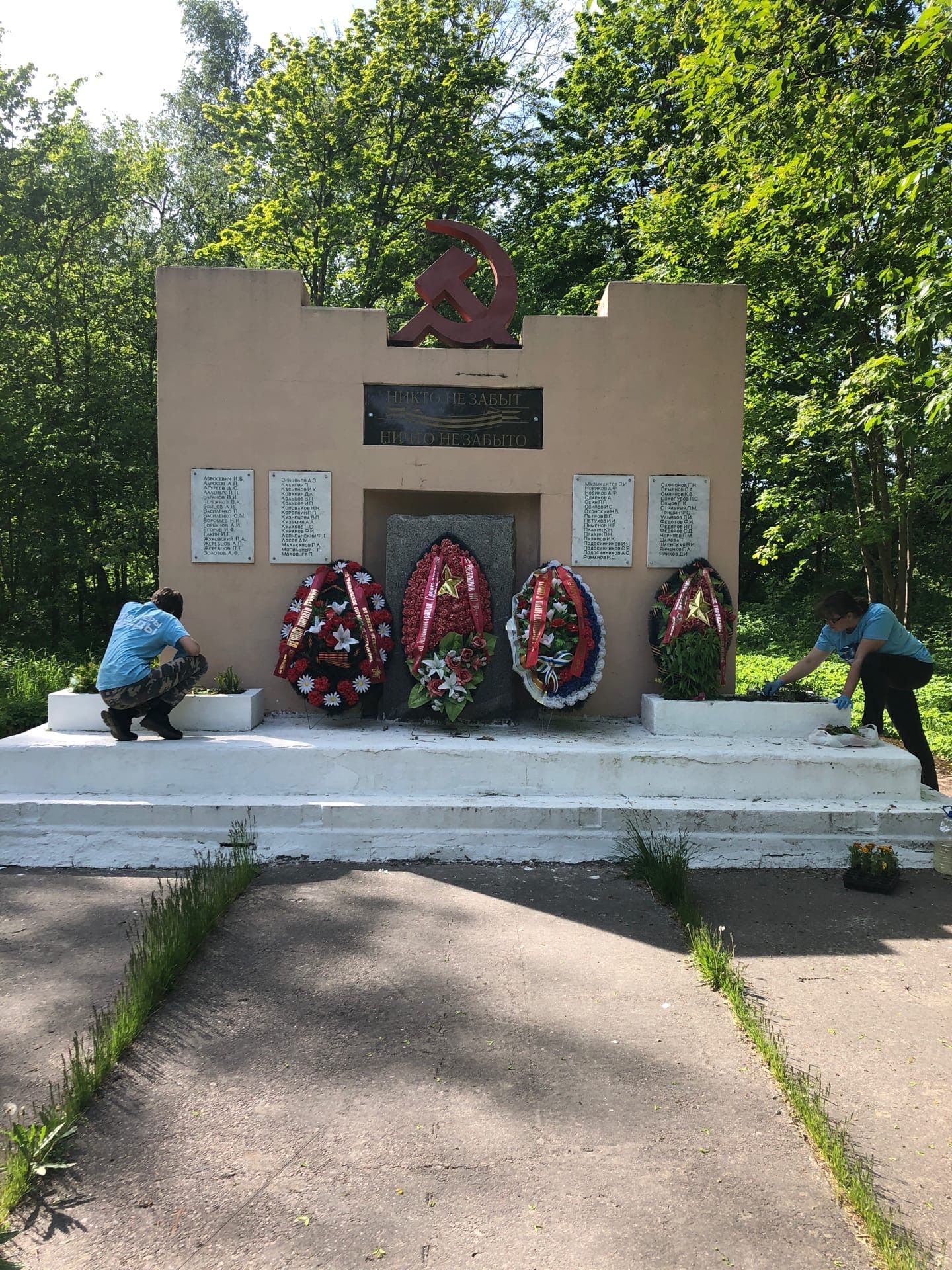 Волонтеры высадили цветы у памятника герою России Стовба В.С.