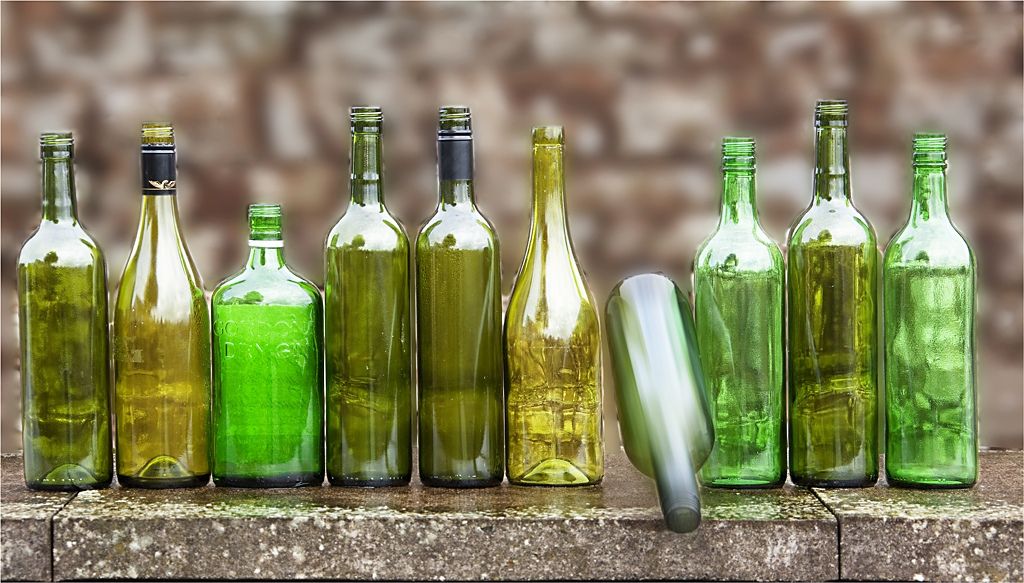 Бутылки зеленого цвета. Стеклянная бутылка. В бутылке зеленый. Бутылка зеленая стеклянная. Бутылочный зеленый.